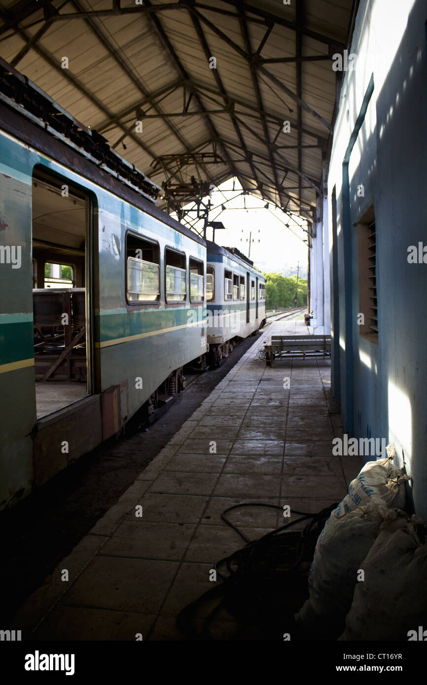 Zug am Bahnhof hochgezogen Stockfoto