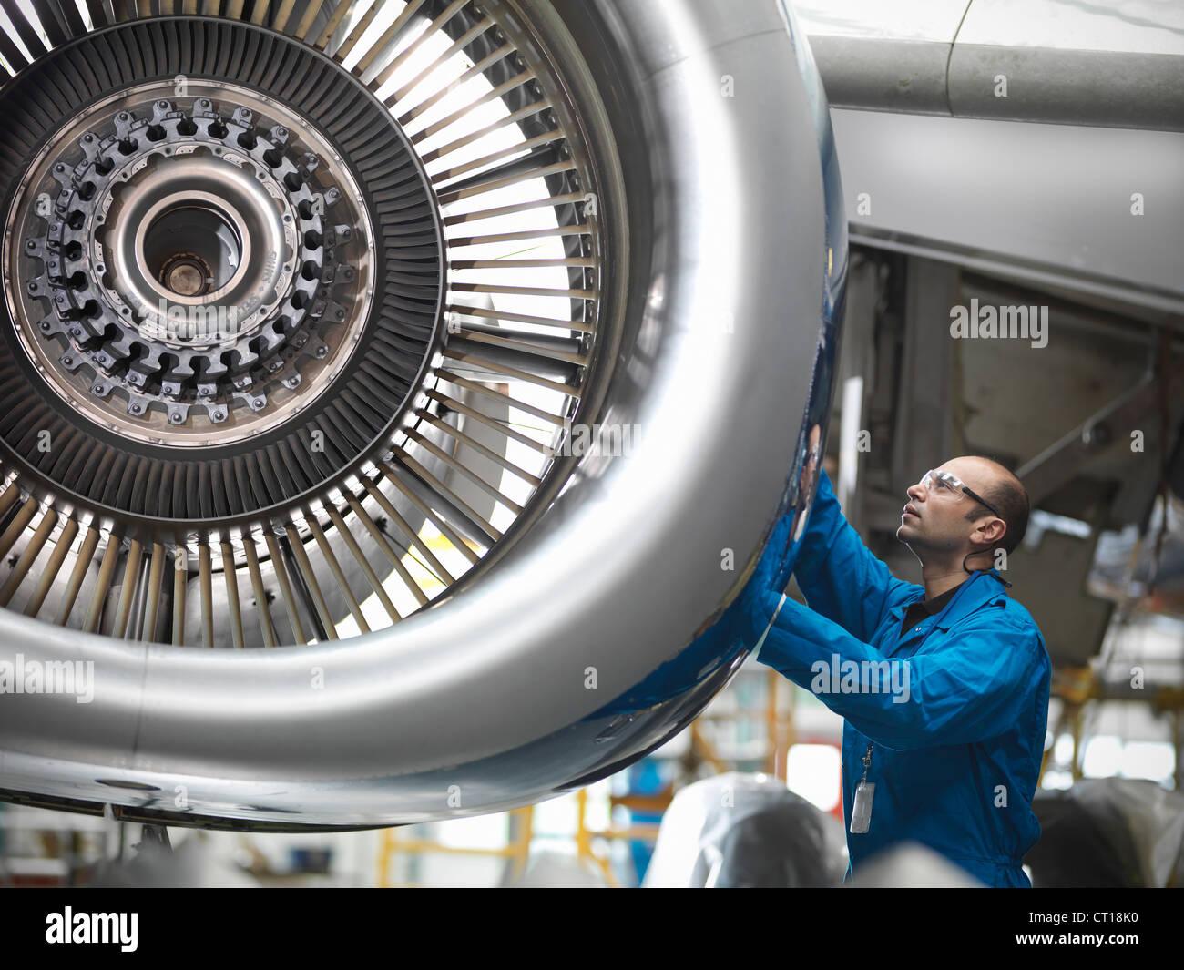 Arbeiter Prüfung Flugzeugmotor Stockfoto