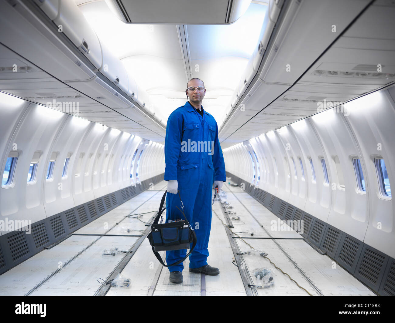 Arbeiter stehen in leeren Flugzeug Stockfoto