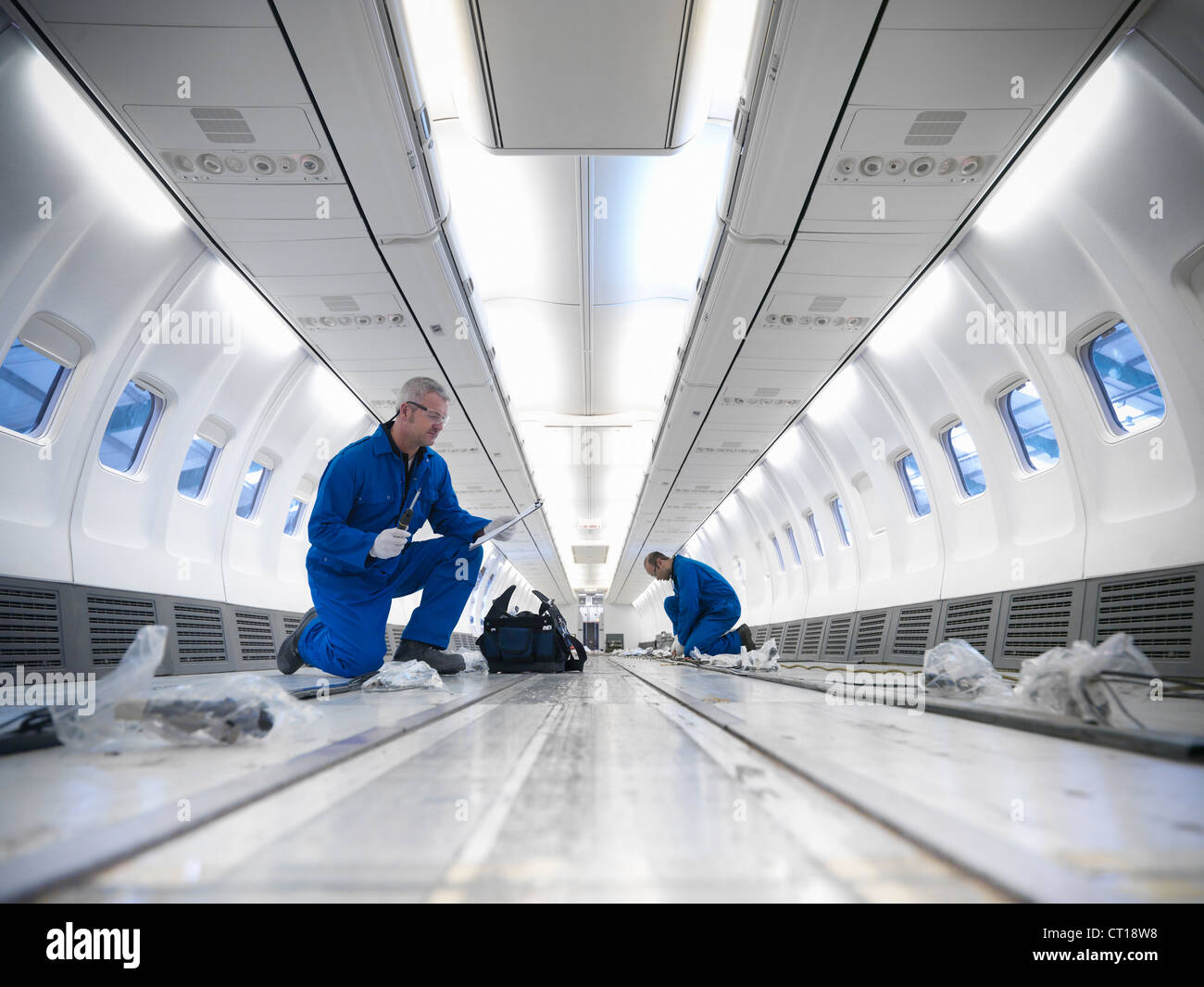 Arbeiter Prüfung leeren Flugzeug Stockfoto