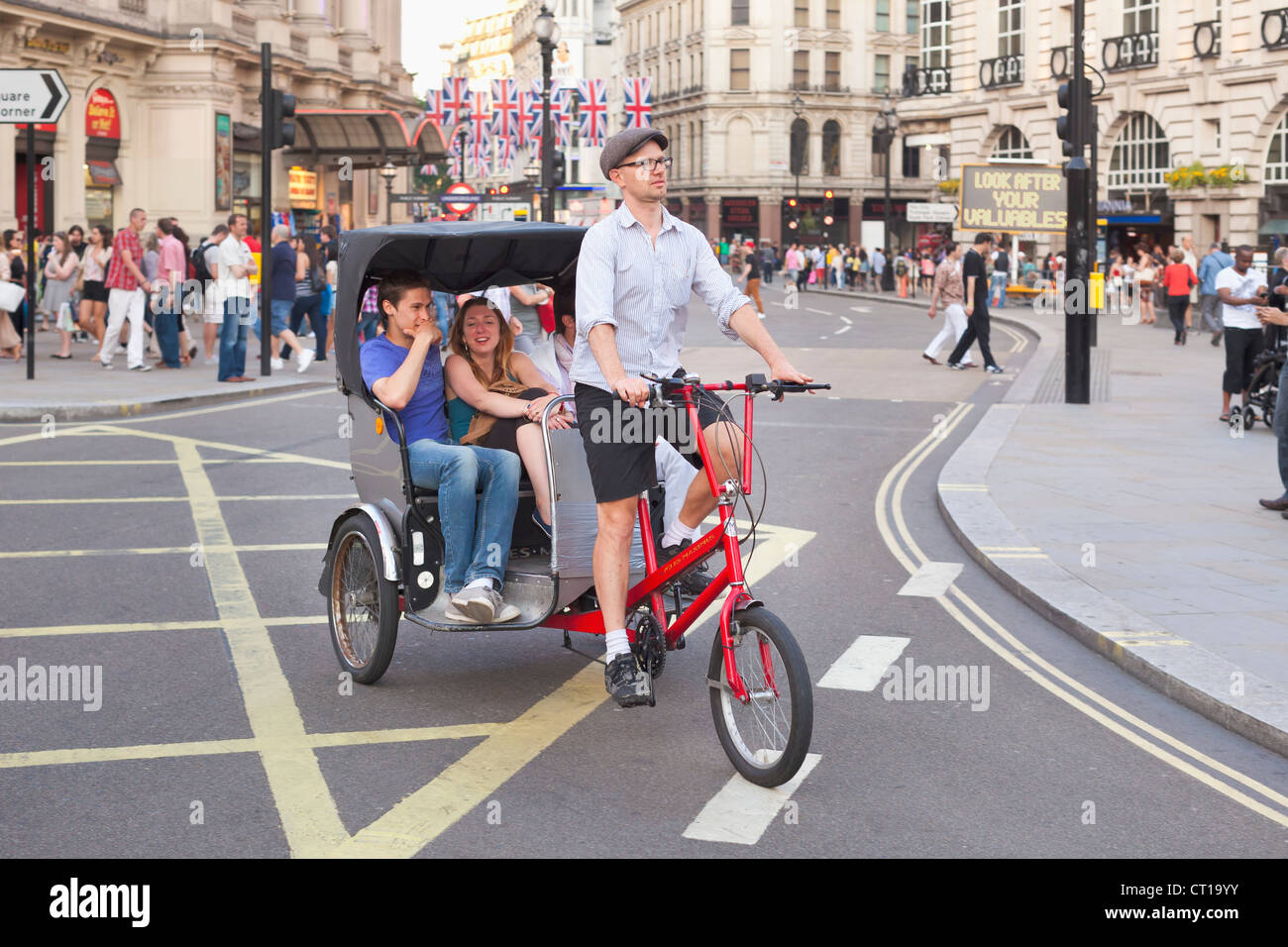 Ecotaxi oder Fahrradrikscha in central London, England, UK Stockfoto
