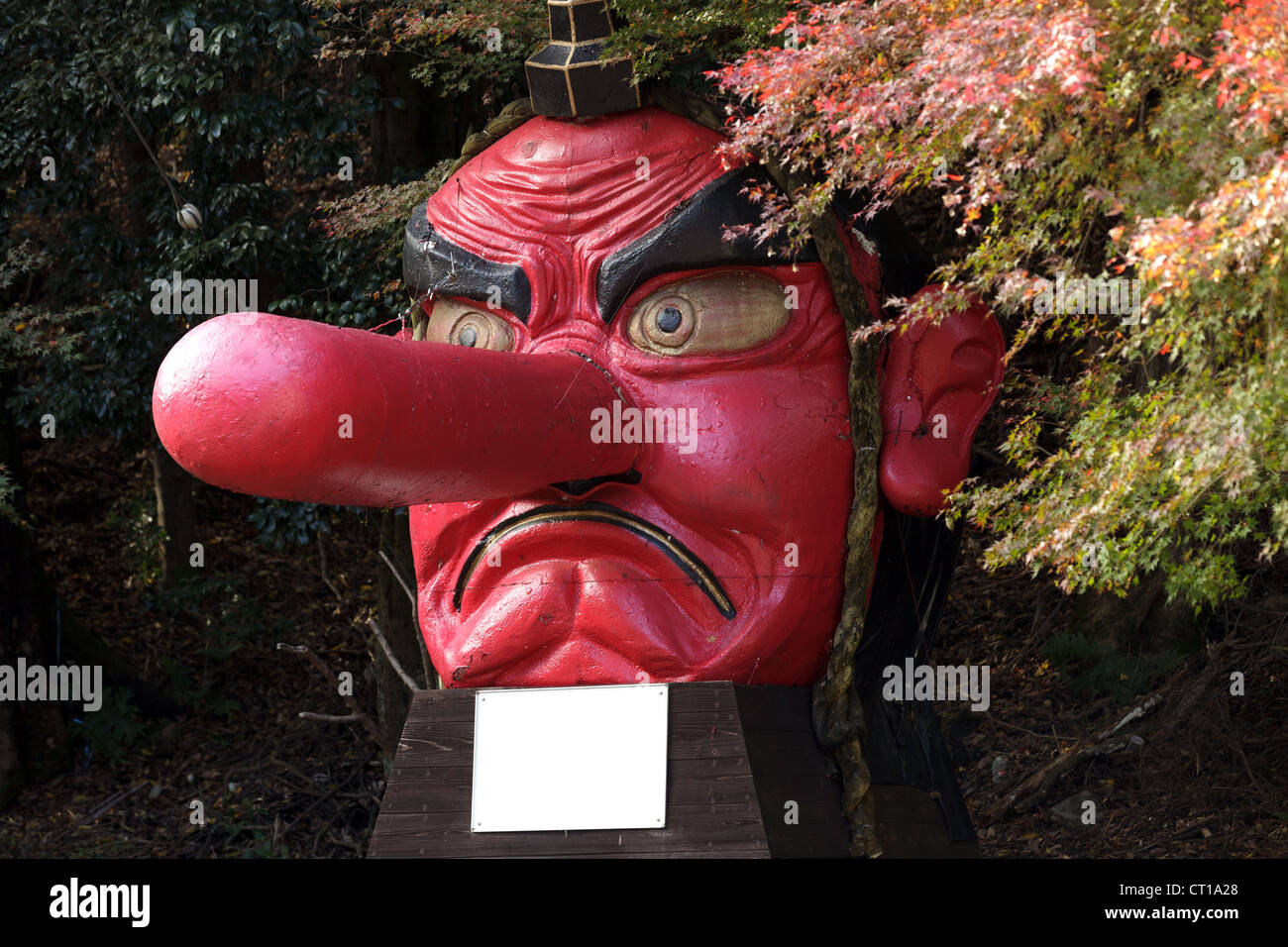 Holzstatue der Tengu, japanische Dämon der Eitelkeit Stockfoto