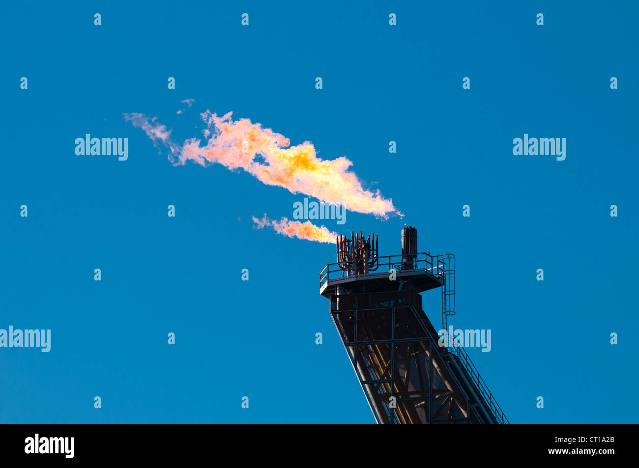 Gas-brennende Fackel von einer Offshore-Bohrinsel.  Küste von Brasilien. Stockfoto