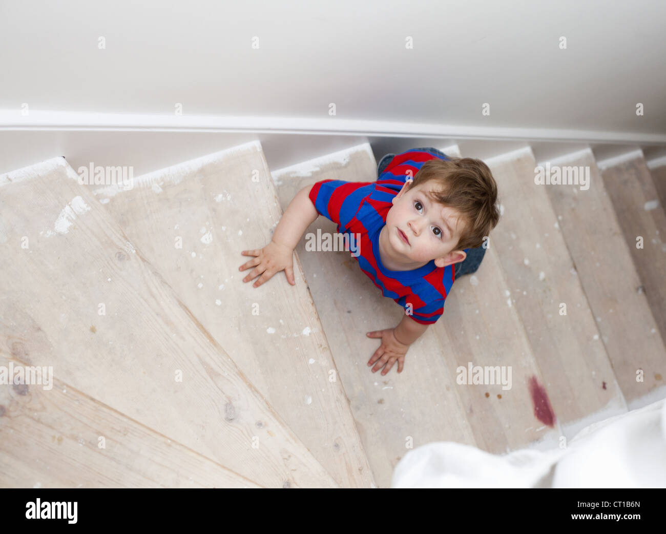 Kleinkind Jungen Treppenstufen Stockfoto