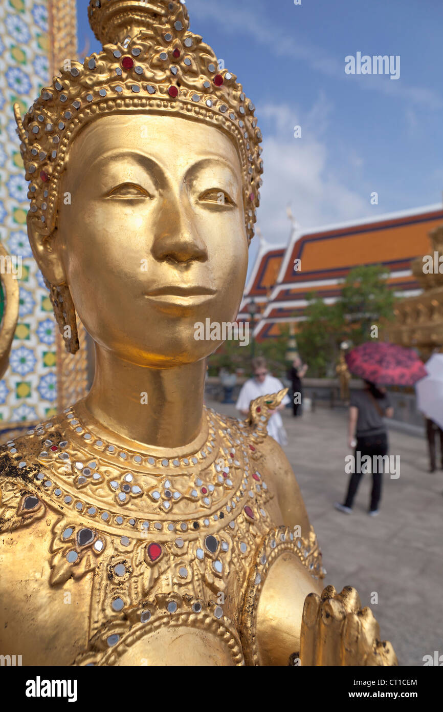 Statue von Kinnari im Wat Phra Kaeo, dem Royal Grand Palace, Bangkok, Thailand Stockfoto