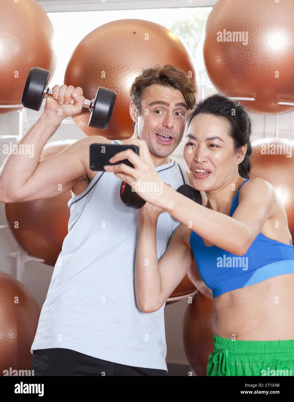 Paar unter Bild zusammen im Fitness-Studio Stockfoto