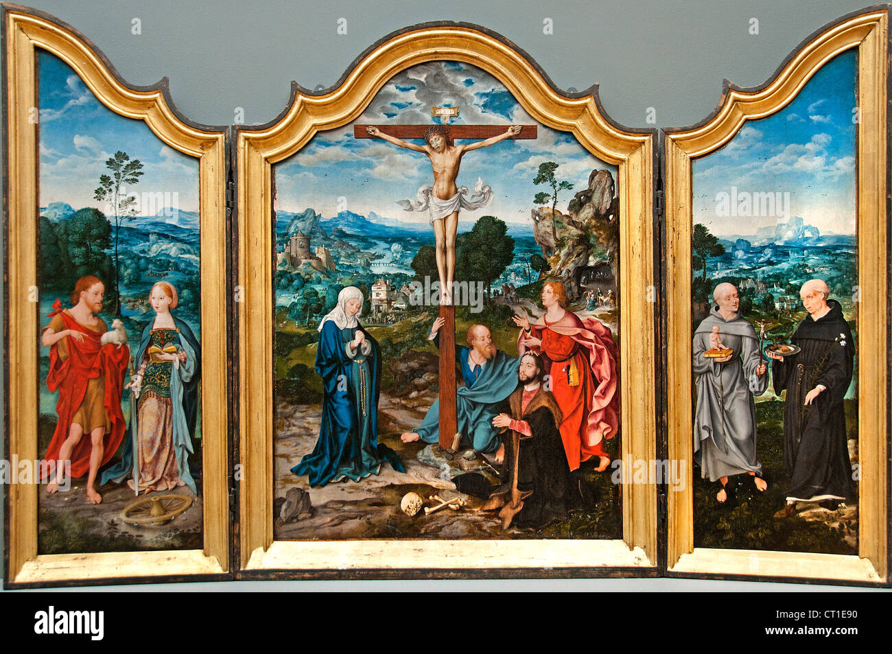 Die Kreuzigung mit Heiligen und einem Stifter-Triptychon c1520 von Joos van Cleve, niederländischer Renaissance-Ölgemälde auf Holz, Altarbild im The Met New York Stockfoto