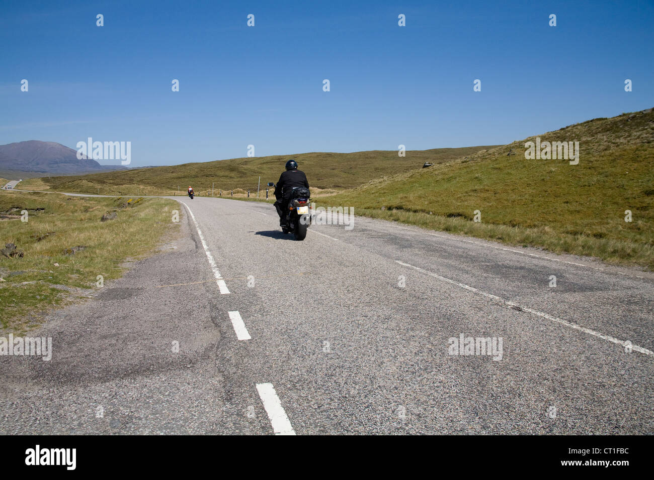 Wester Ross Schottland Mai zwei niederländische Touristen ihre Motorradfahren entlang einer ruhigen Tal-Straße Stockfoto