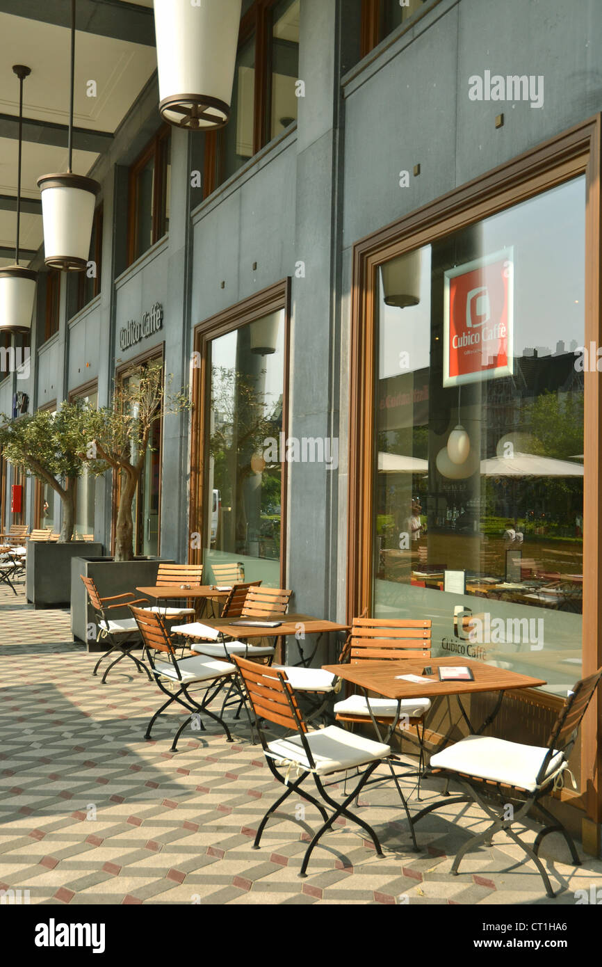 kleines Café in der Nähe des Bahnhofs in Maastricht Stockfoto
