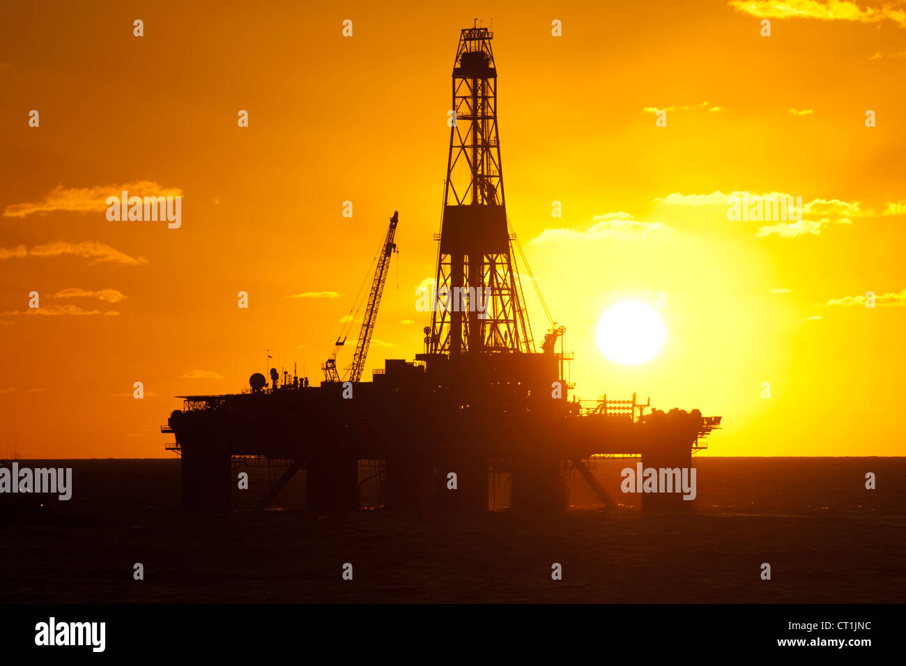 Silhouette von Offshore-Öl-Bohrinsel im Sonnenaufgang/Sonnenuntergang Zeit. Küste von Rio De Janeiro Zustand, südöstlichen Brasilien. Stockfoto