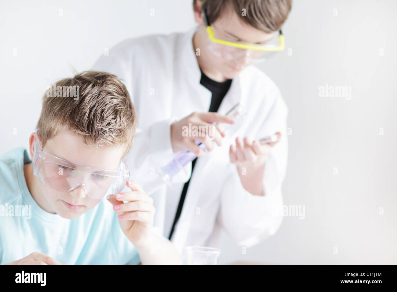 Studenten, die das Tragen von Schutzbrille im Labor Stockfoto