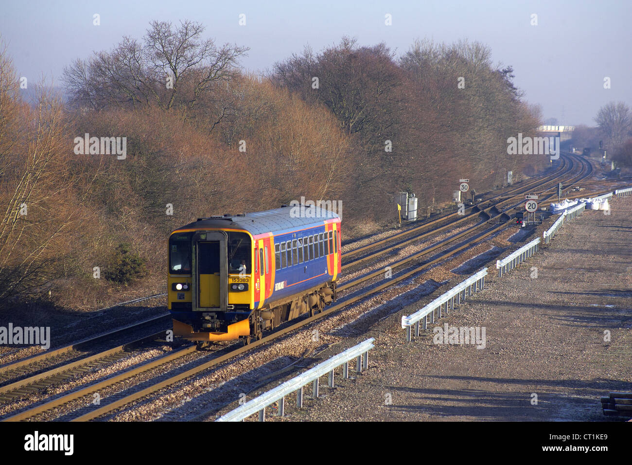 East Midlands trainieren Klasse 153 keine 153383 durchläuft Stenson Kreuzung mit 1K 13 1240 Derby zu Crewe am 14.01.12. Stockfoto