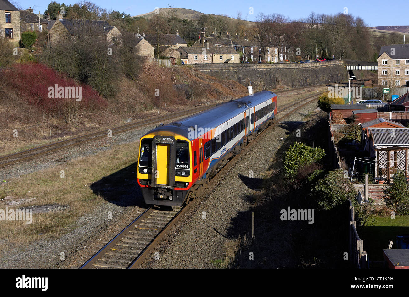 East Midlands trains 158866 Lösungsansätze Chinley mit einem Nottingham - Liverpool Lime street Service auf Montag, 19. Februar 12. Stockfoto