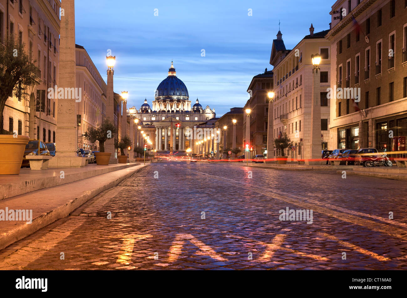 Rom bei Nacht. Italien den Petersdom in der Nacht mit Trafic. Langzeitbelichtung Stockfoto