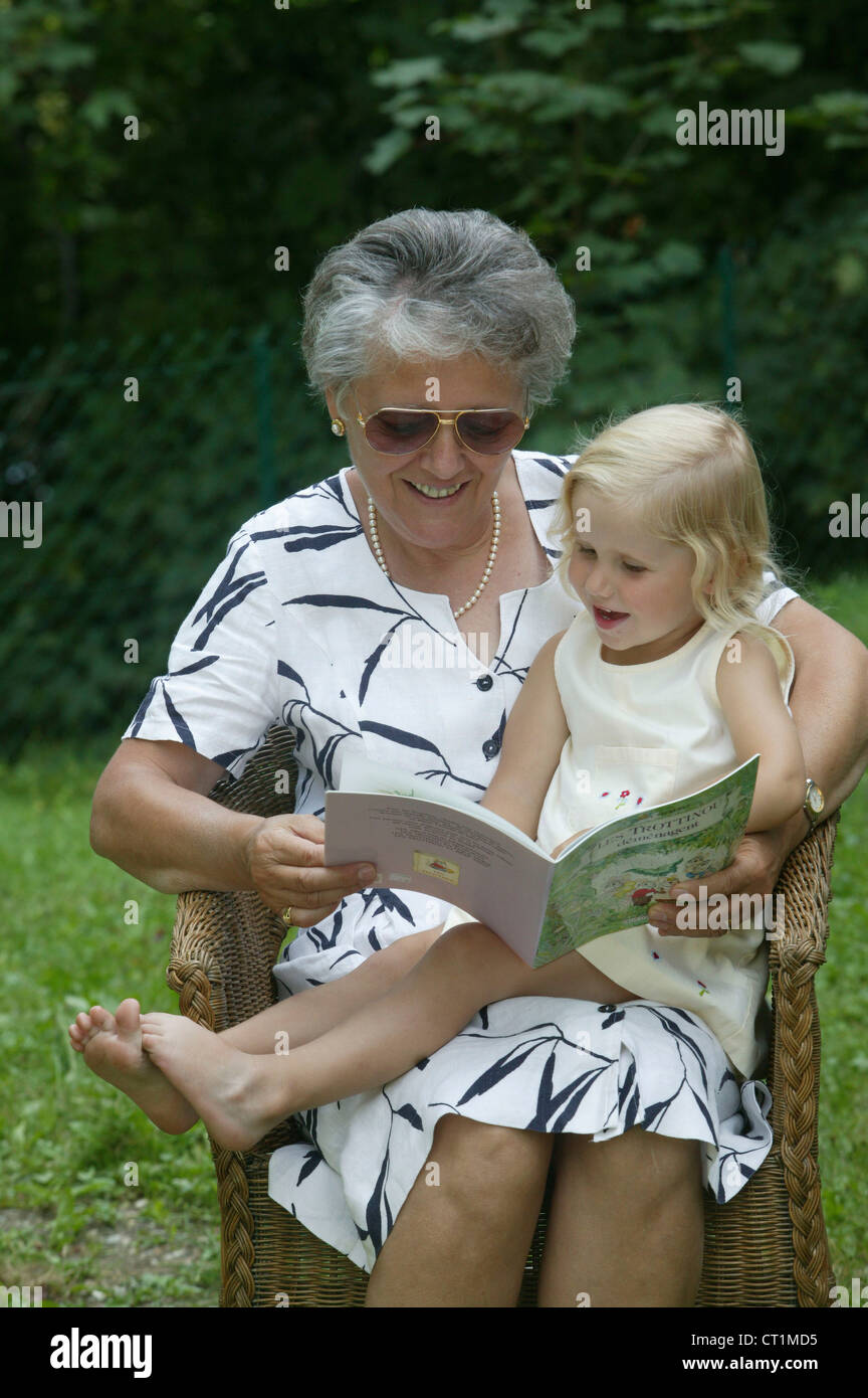 ÄLTERE PERSON & KIND Stockfoto