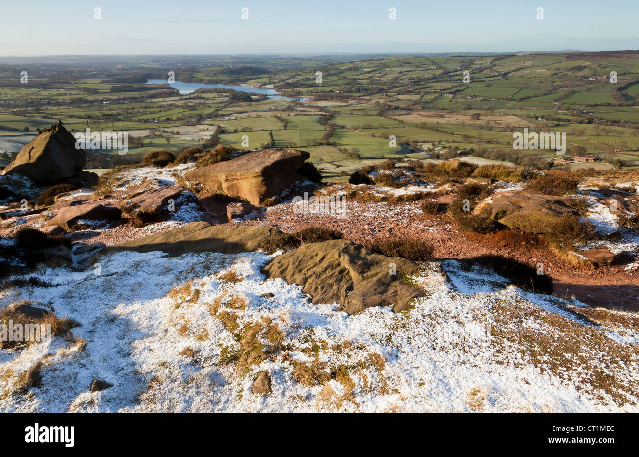 Eine Ansicht des Tittlesworth Reservoirs von The Roaches Ridge, Peak District, Staffordshire, England UK Stockfoto