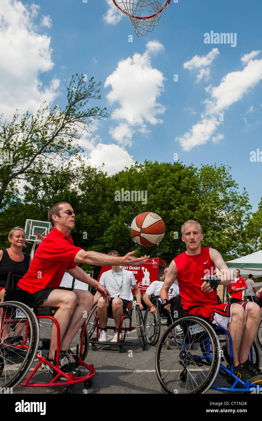 Teams in der Lage körperreich und behinderter Menschen spielen Rollstuhl-Basketball-uk Stockfoto