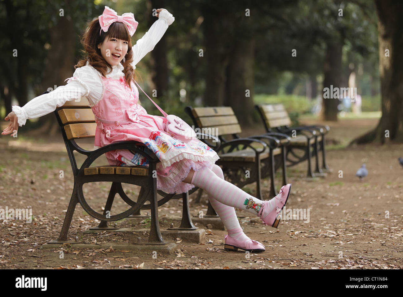 glückliche Japanerin in Lolita Cosplay Mode, Harajuku Park, Tokio Stockfoto