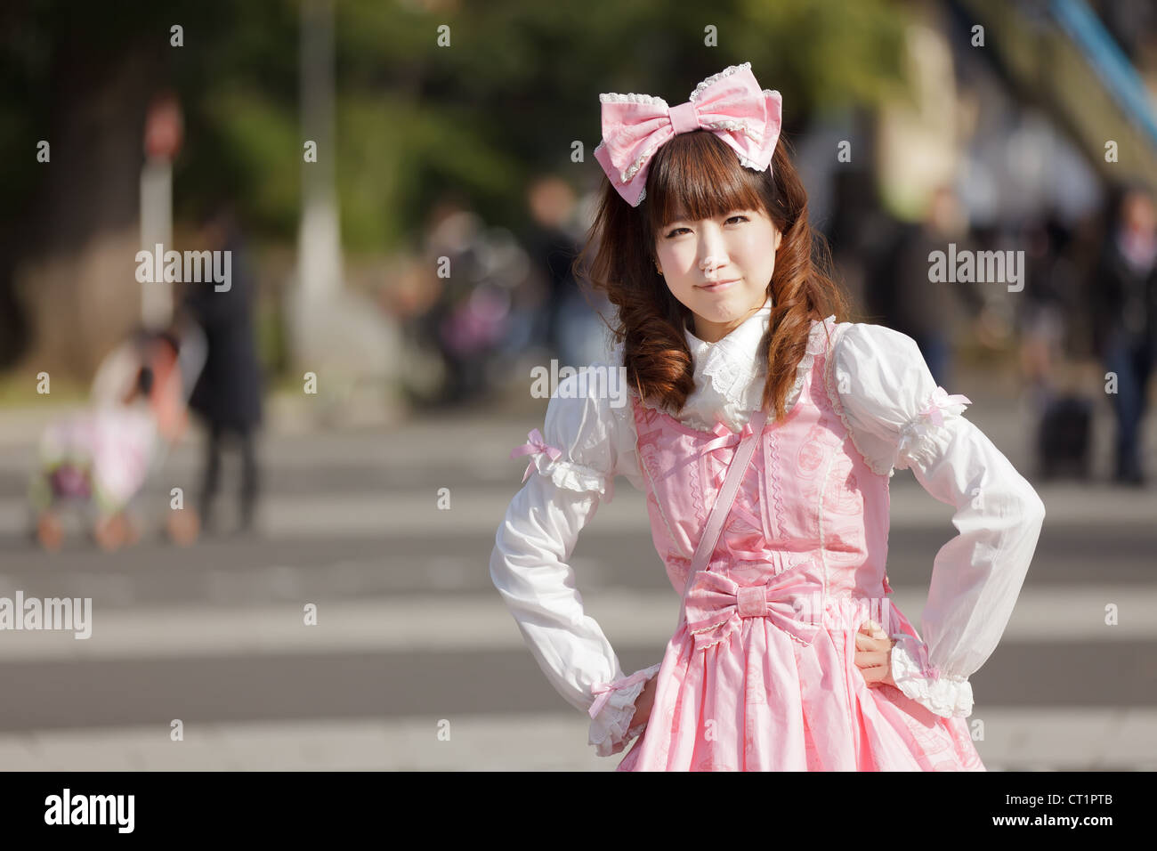 Lolita Cosplay Frau in Harajuku Park, Tokio Stockfoto
