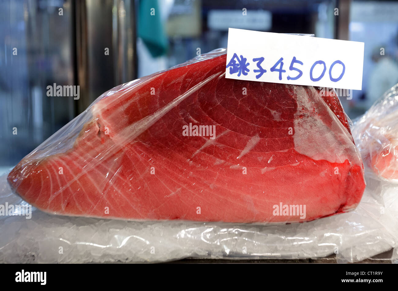 frischen roten Thunfisch-Scheiben in Tsukiji-Fischmarkt, Tokyo, Japan Stockfoto