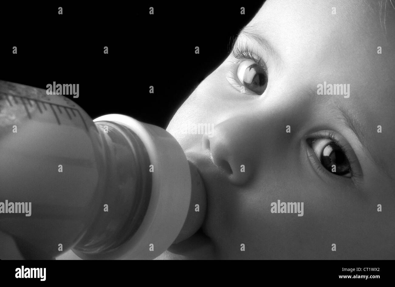 KLEINKIND AUS BABYFLASCHE TRINKEN Stockfoto