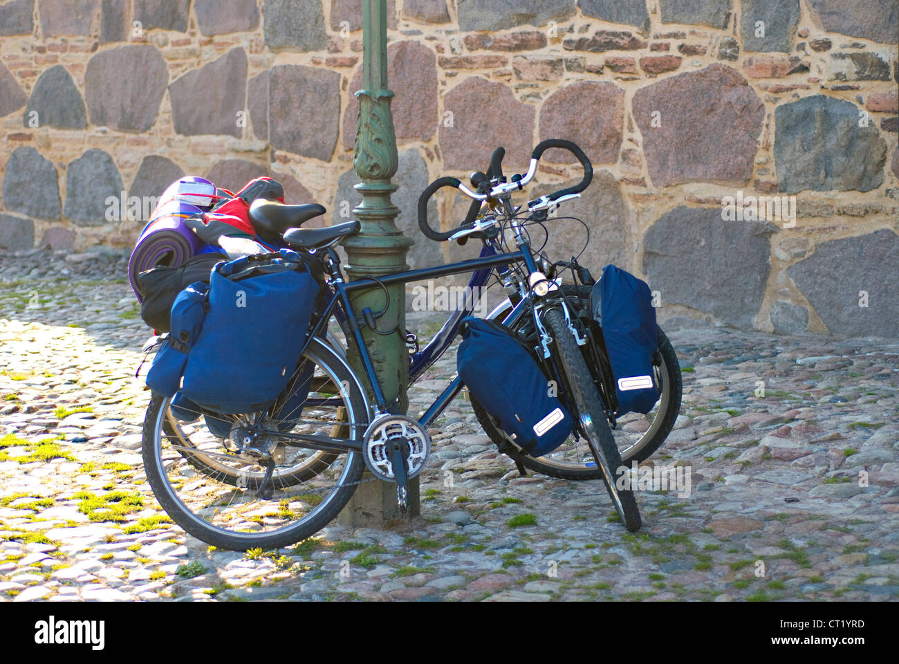 Fahrräder mit Gepäck, Mann & Frau Fahrrad unterwegs eine Pause genommen hat Stockfoto