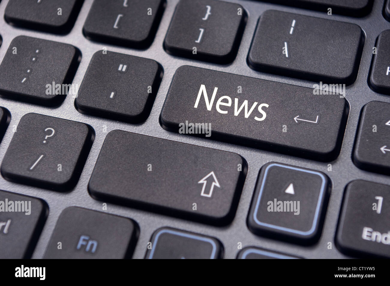 Konzept der Online- oder Internet-News, mit Nachricht auf der Tastatur einzugeben. Stockfoto