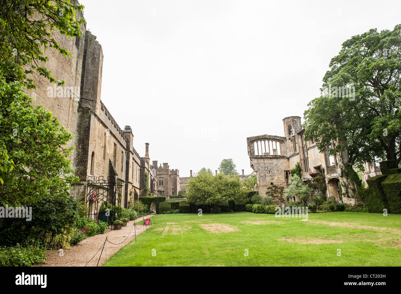 WINCHCOMBE, England – Sudeley Castle in Gloucestershire zeigt den beeindruckenden Kontrast zwischen den erhaltenen Strukturen aus der Tudor-Ära und den Ruinen aus Teilen, die während des englischen Bürgerkriegs zerstört wurden. Diese historische Burg stammt aus dem 15. Jahrhundert und diente als letzte Heimat von Catherine Parr, der sechsten und letzten Frau von König Heinrich VIII. Auf dem Burggelände befinden sich sowohl sorgfältig erhaltene Gebäude als auch verwitterte Überreste, die Besuchern Einblicke in verschiedene Zeiträume der englischen Geschichte geben. Sudeley Castle spielte im Laufe der Jahrhunderte eine bedeutende Rolle in königlichen Angelegenheiten und ist einer von ihnen Stockfoto
