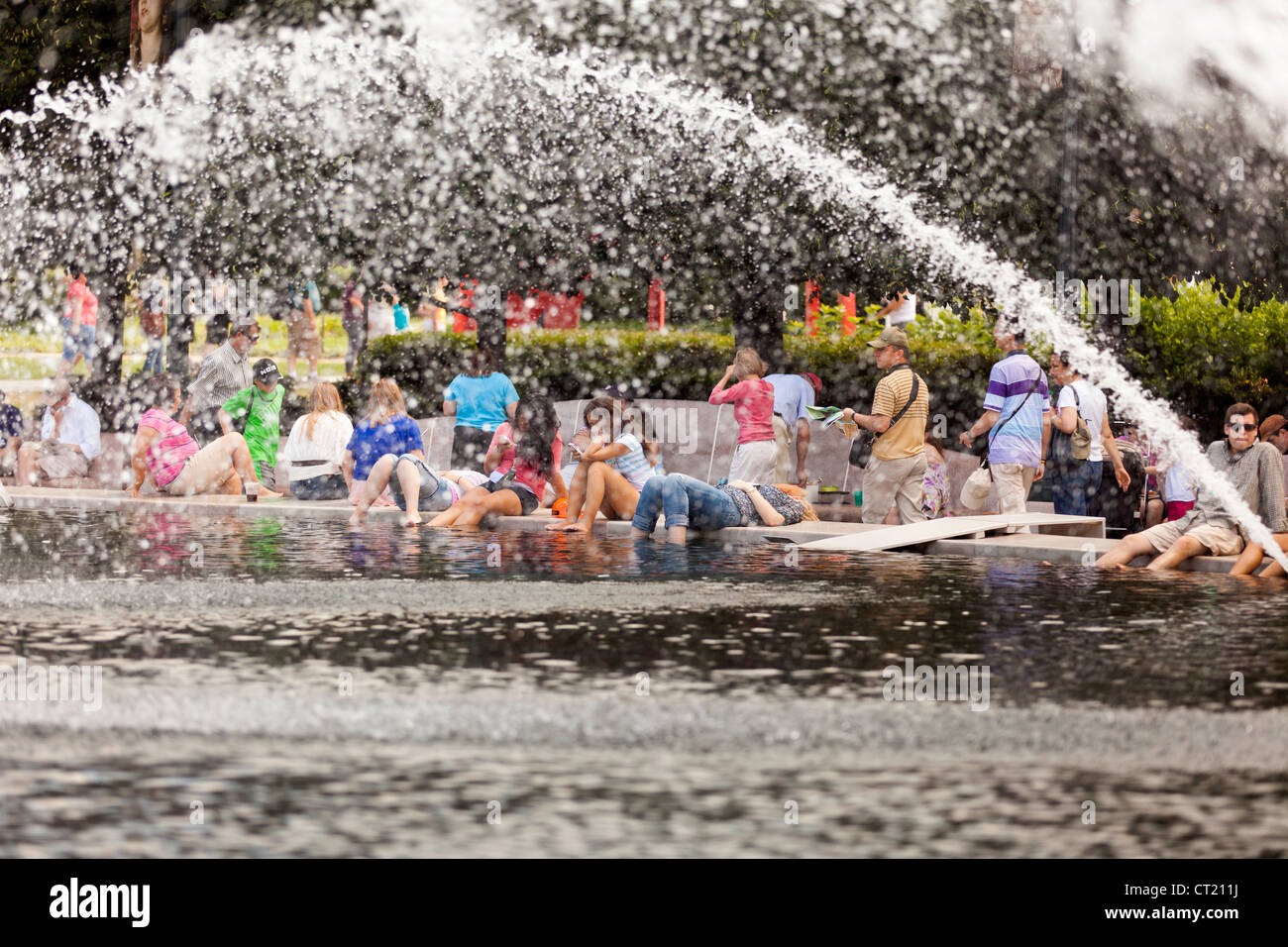 Leute sitzen in einem öffentlichen Brunnen Stockfoto