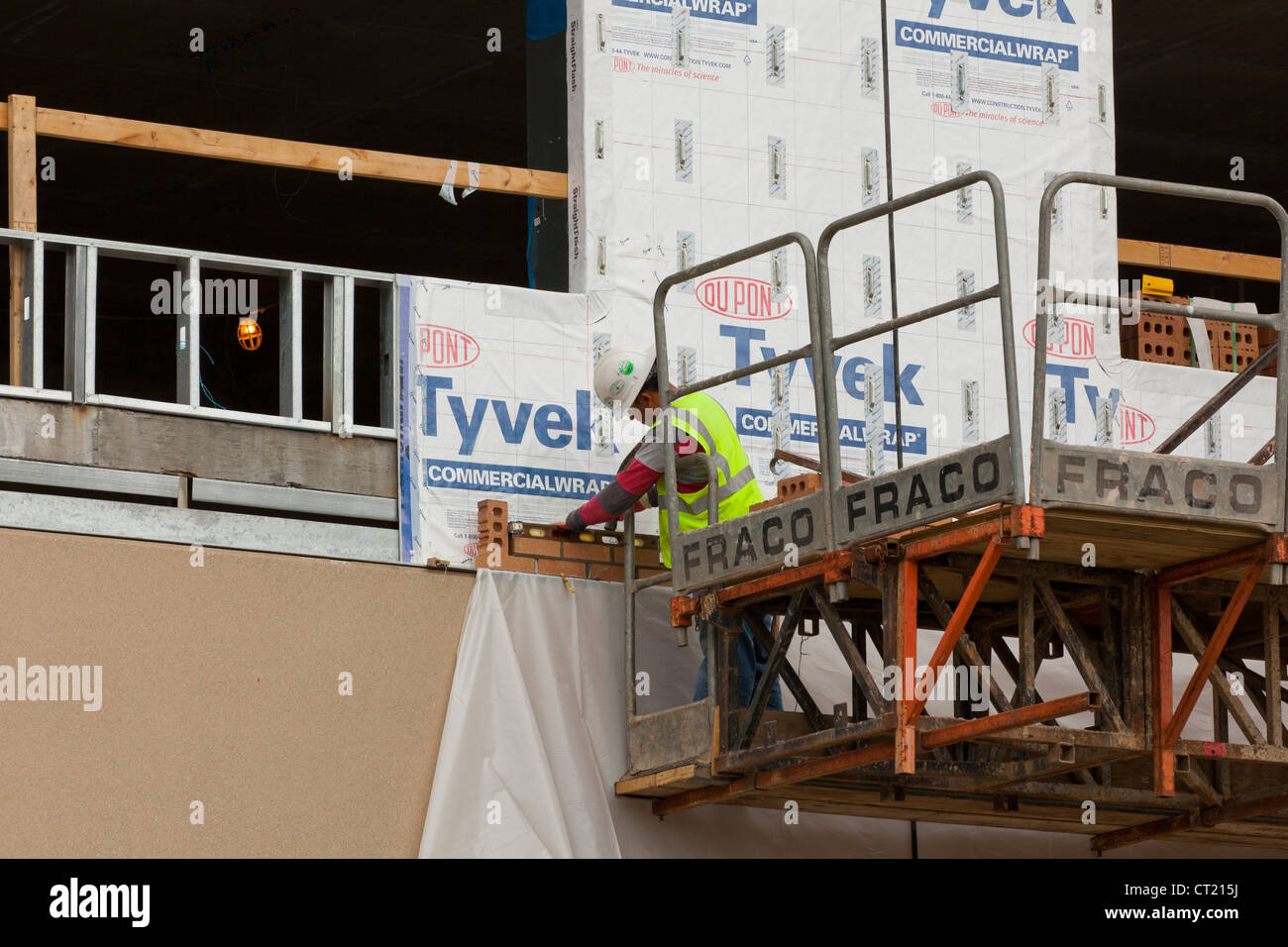 Bauarbeiter am lift Stockfoto