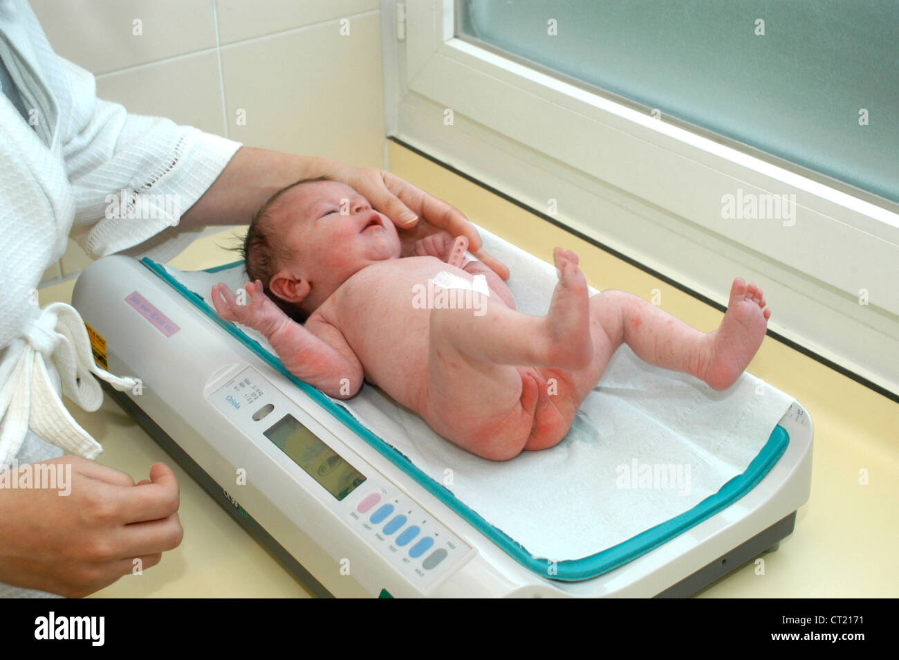 Макросомия плода что такое при беременности. Рождения крупного ребёнка. Вес ребёнка в 30 недель беременности таблица. Крупный плод это сколько. Вес новорожденного ребенка.