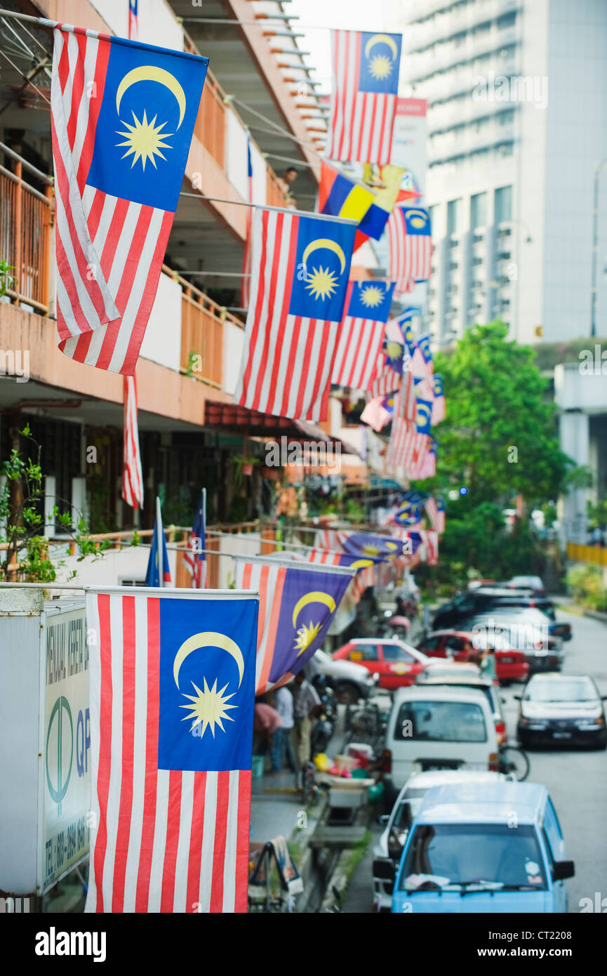 Appartementhaus und malaysische Fahnen, Kuala Lumpur, Malaysia, Süd-Ost-Asien Stockfoto