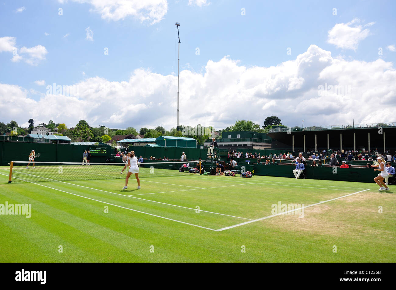 Des Mädchens Match auf außen Gerichte bei der WM 2012, Wimbledon, Merton Borough, Greater London, England, Vereinigtes Königreich Stockfoto