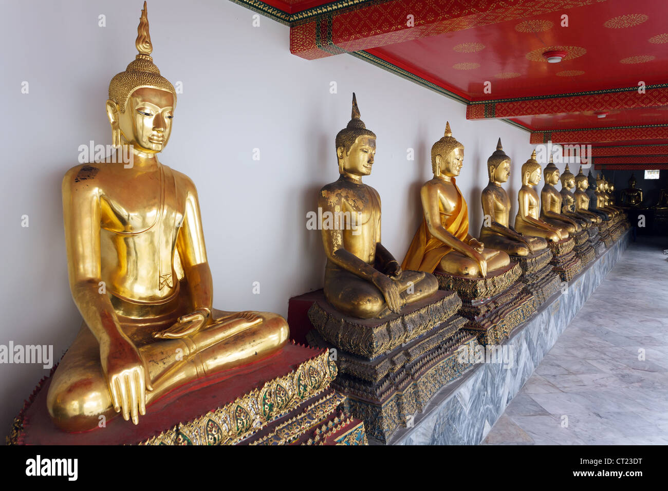 goldenen Buddha-Statuen in der Schlange im Wat Phra Kaeo Tempel, Bangkok, thailand Stockfoto
