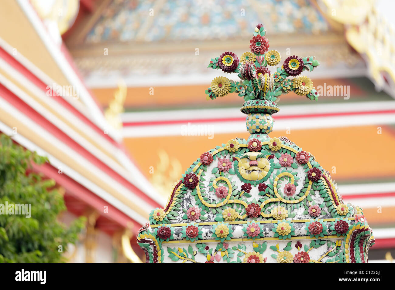 Thai religiöse keramischen Ornament im Tempel Wat Phra Kaeo, Bangkok, Thailand Stockfoto