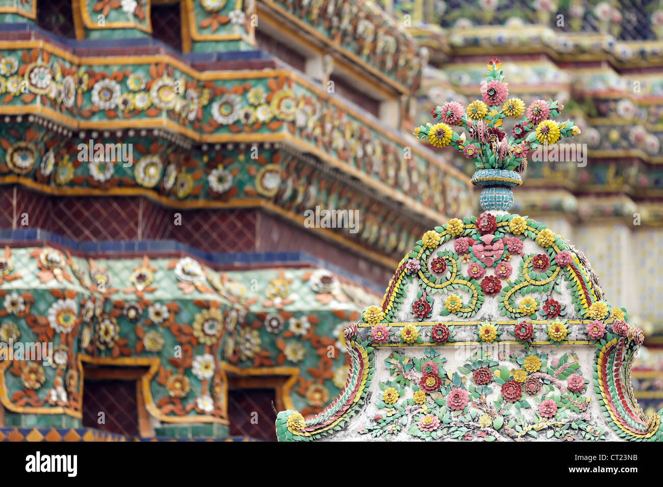 Thai religiöse keramischen Ornament im Tempel Wat Phra Kaeo, Bangkok, Thailand Stockfoto