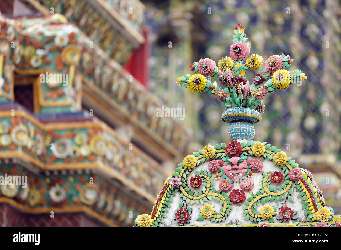 Thai religiöse Keramik Ornament im Tempel Wat Phra Kaeo, Bangkok, Thailand Stockfoto