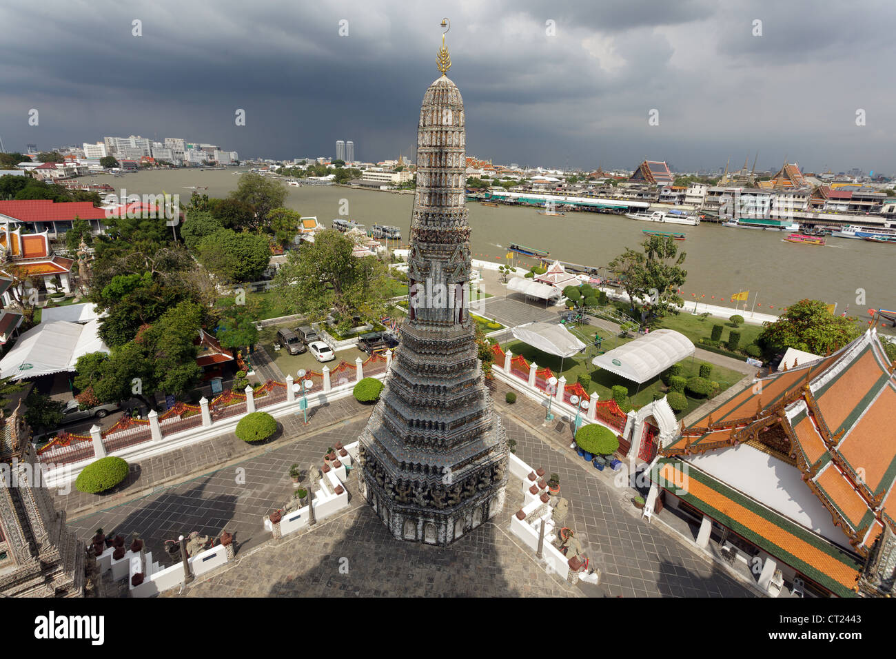 Blick vom buddhistischen Tempel Wat Arun in Bangkok, Thailand Stockfoto