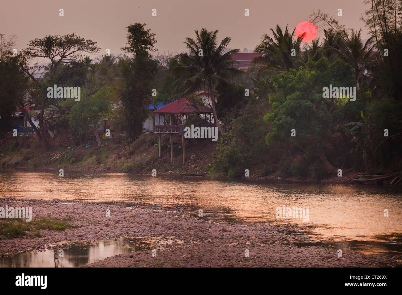 Fluss tropischen Sonnenuntergang in Sayaboury, Laos Stockfoto