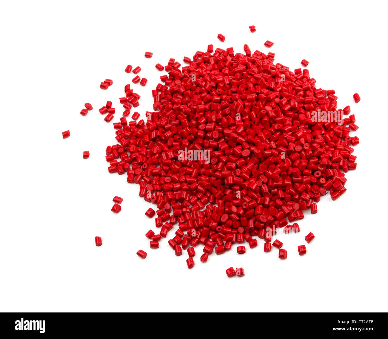 Haufen von roten Kunststoff-Granulaten, isoliert auf weiss Stockfoto