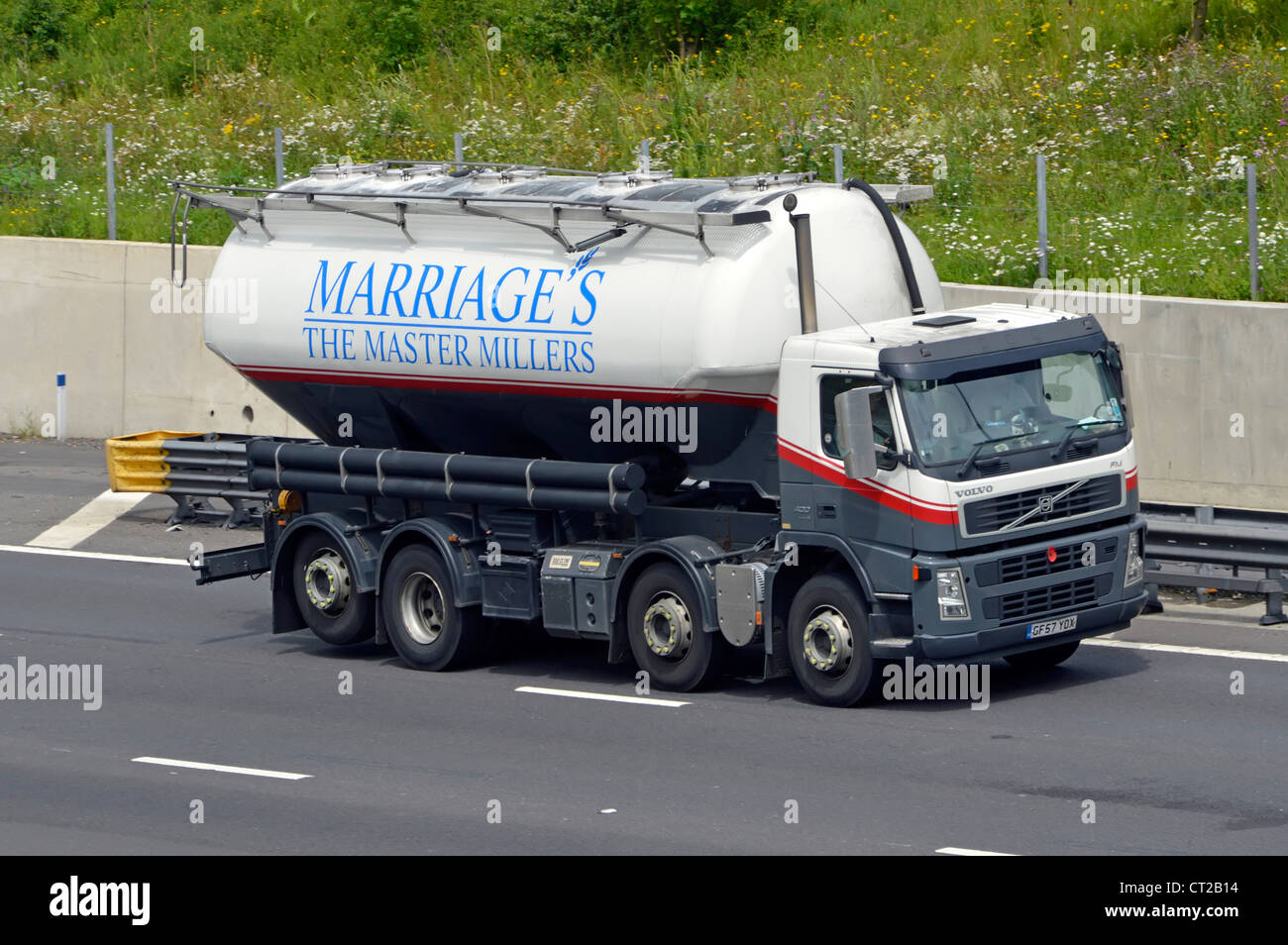 Ehen lose Pulver Tanker Träger LKW auf Autobahn UK Stockfoto