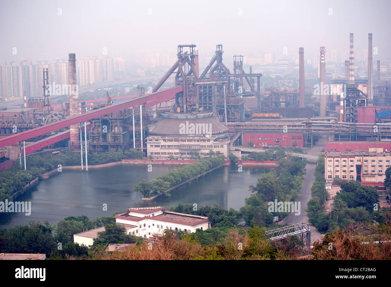 Stahlwerk, das verlassen von Peking im Jahr 2008 durch die Umweltverschmutzung gezwungen aufgegeben. Stockfoto