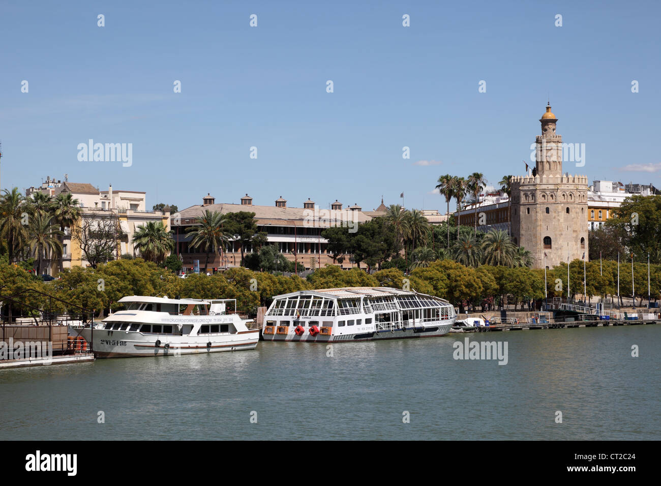 Ausflugsboote und Torre del Oro (Englisch: Goldener Turm) in Sevilla, Spanien Stockfoto