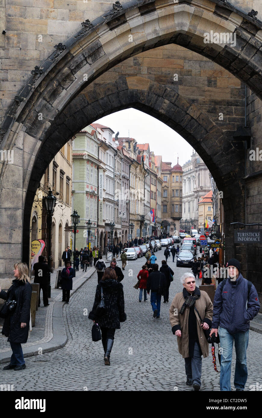 Tor am Ende der Karlsbrücke, Mala Strana, Prag, Tschechische Republik - Mar 2011 Stockfoto