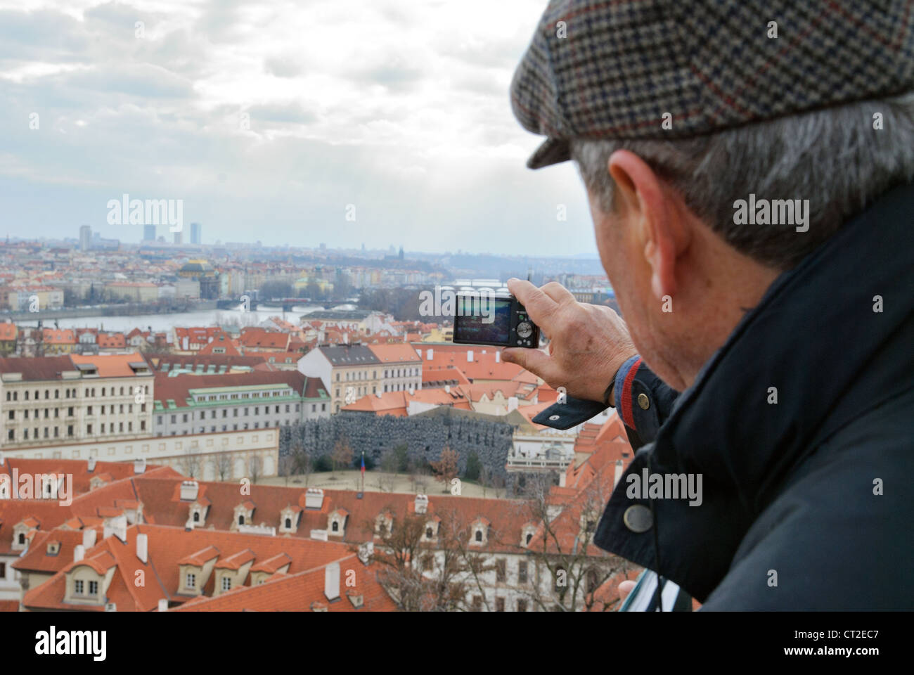 Touristen fotografieren Mala Strana Viertel mit Kompaktkamera, Prag, Tschechien - Mar 2011 Stockfoto