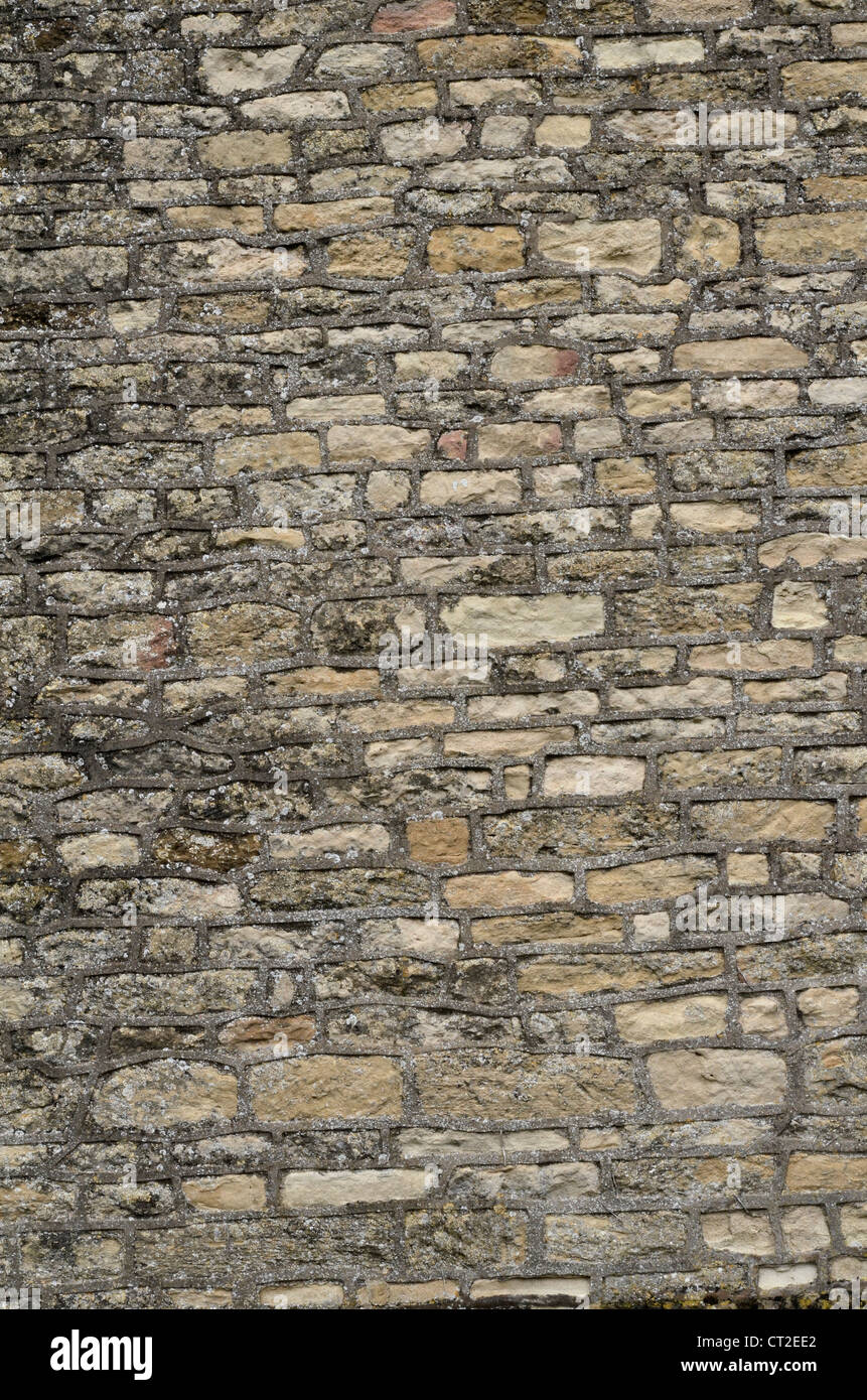 Steinbau, giebelständige Abschlusswand / Detail aus verwittertem Sandstein - Cotswolds. Visuelle Allegorie für "Firewall" oder Dateizugriff verweigert. Massive Steinwand. Stockfoto