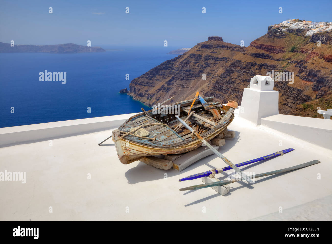 Blick auf Imerovigli und Oia am Kraterrand der Caldera in Santorini, Griechenland Stockfoto