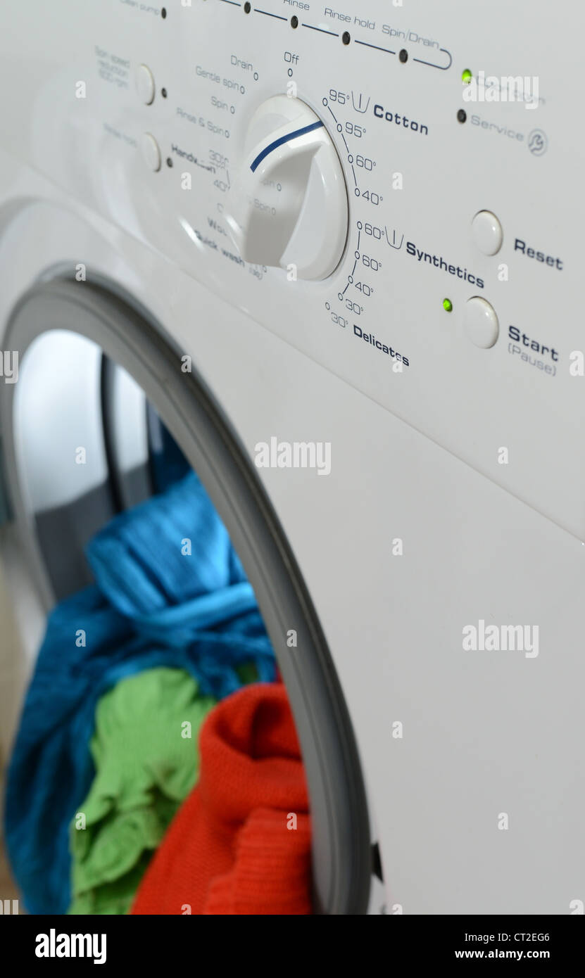 Bright waschen in der Waschmaschine Trommel Stockfotografie - Alamy