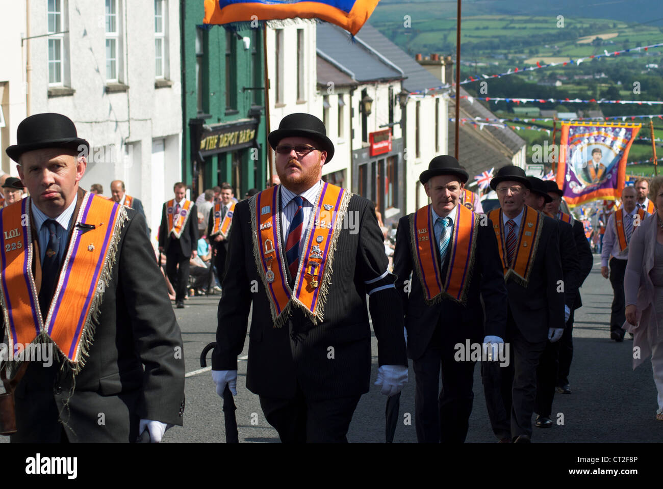 12. Juli 2011. Rathfriland, Nordirland, Vereinigtes Königreich. Oranier Marsch den Hügel hinauf zum Rathfriland, Nordirland. Stockfoto