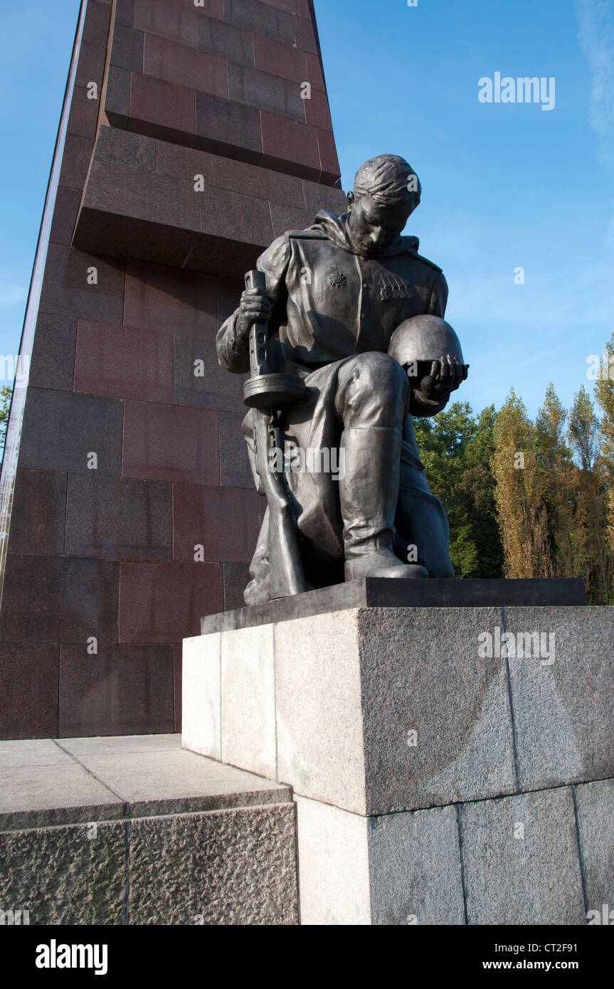 Riesige Statue eines knienden Soldaten an das Sowjetische Ehrenmal im Treptower Park in Berlin, Deutschland Stockfoto